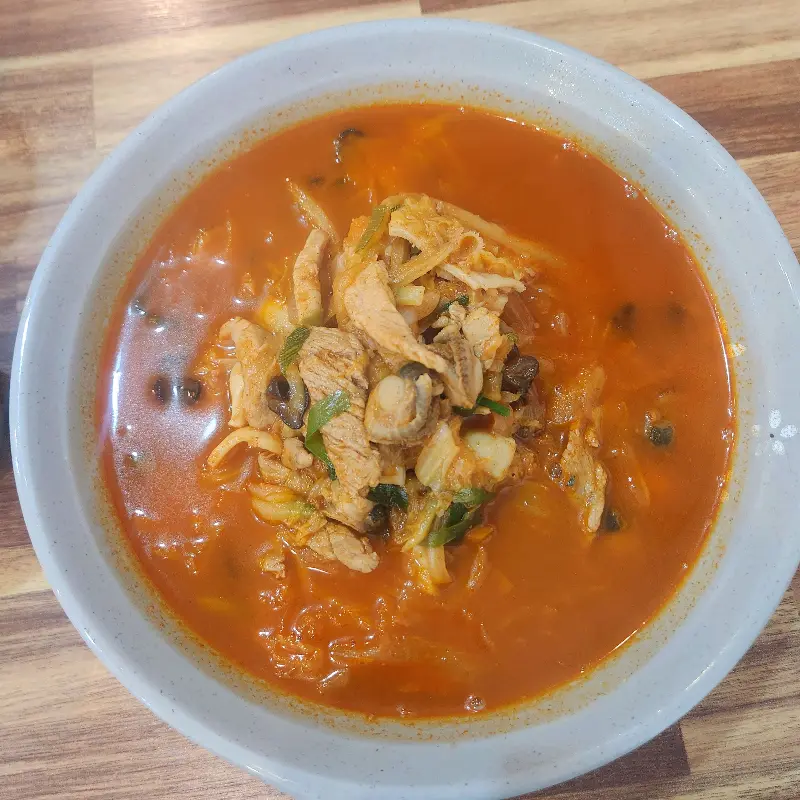 푸짐한 해물과 야채가 인상적인 짬뽕