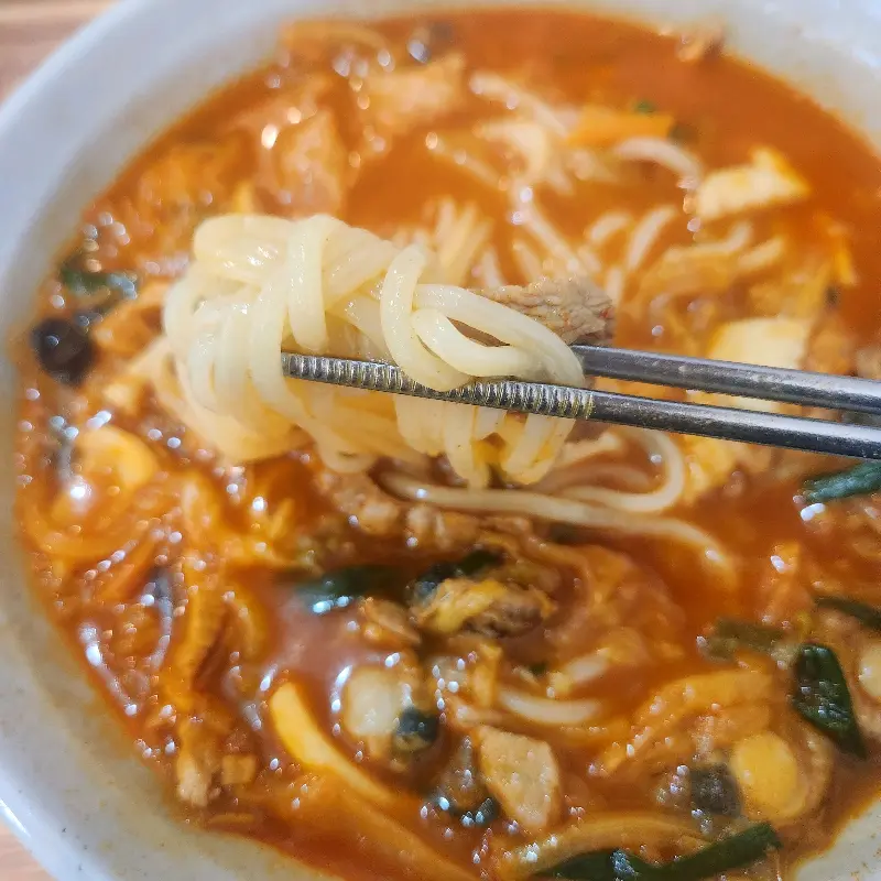 탱글탱글한 면발을 자랑하는 짬뽕