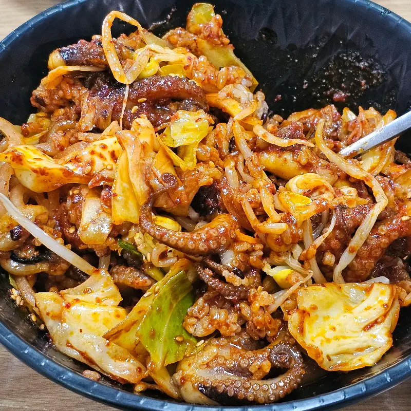 비벼진 쭈꾸미 덮밥