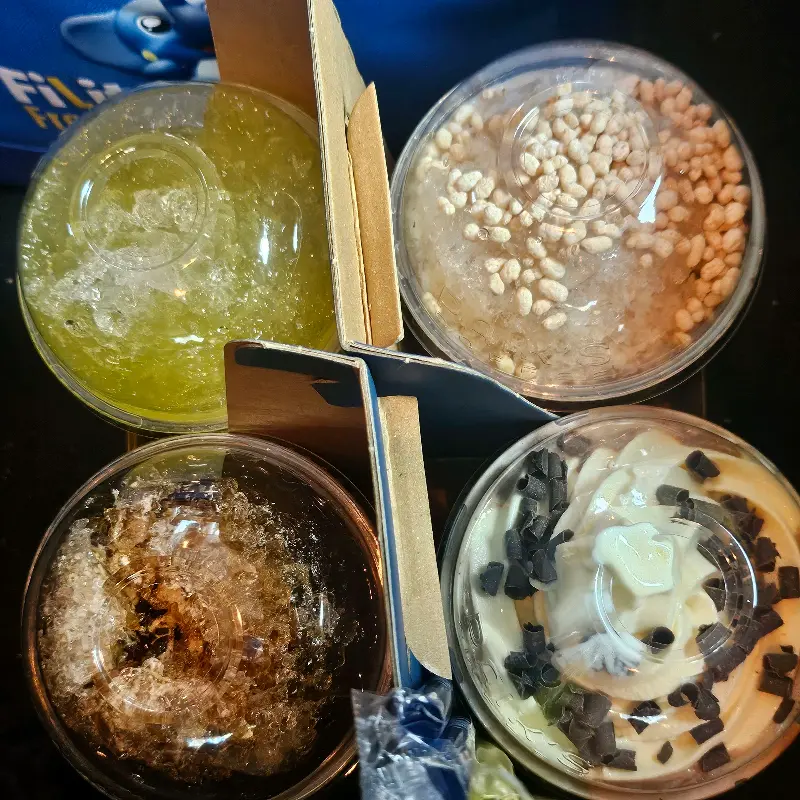 다양한 요거트 아이스크림 토핑