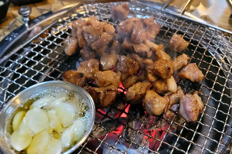 숯불 위에서 익어가는 주먹고기