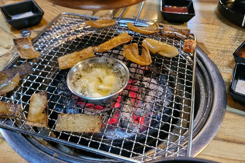 숯불 위에 구워지는 껍데기