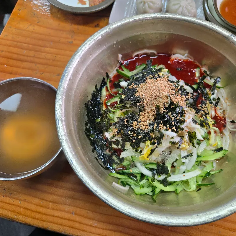 매콤달콤한 양념이 예술인 비빔국수