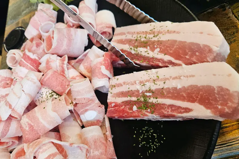 두툼한 생삼겹살과 돌돌 말린 대패삼겹살