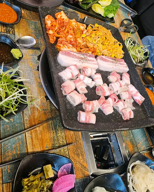 싱싱한 쌈 채소와 다채로운 밑반찬