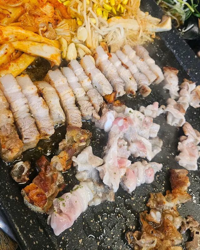 노릇노릇 구워진 대패 삼겹살과 김치