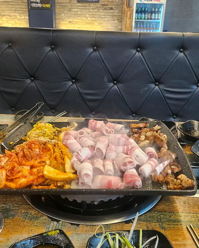 불판 가득 구워진 삼겹살