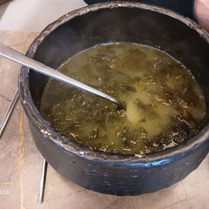겨울에 제공되는 따뜻한 미역국. 쭈꾸미의 매운맛을 부드럽게 감싸준다.