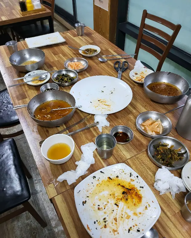 깔끔하게 비워진 테이블은 맛에 대한 만족도를 보여준다