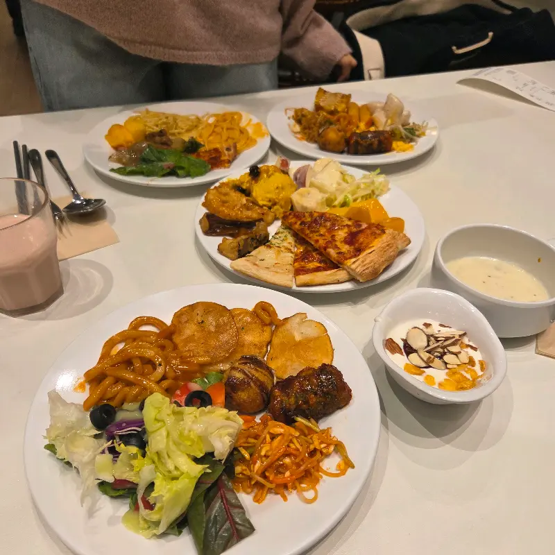 다양한 음식들이 준비된 뷔페