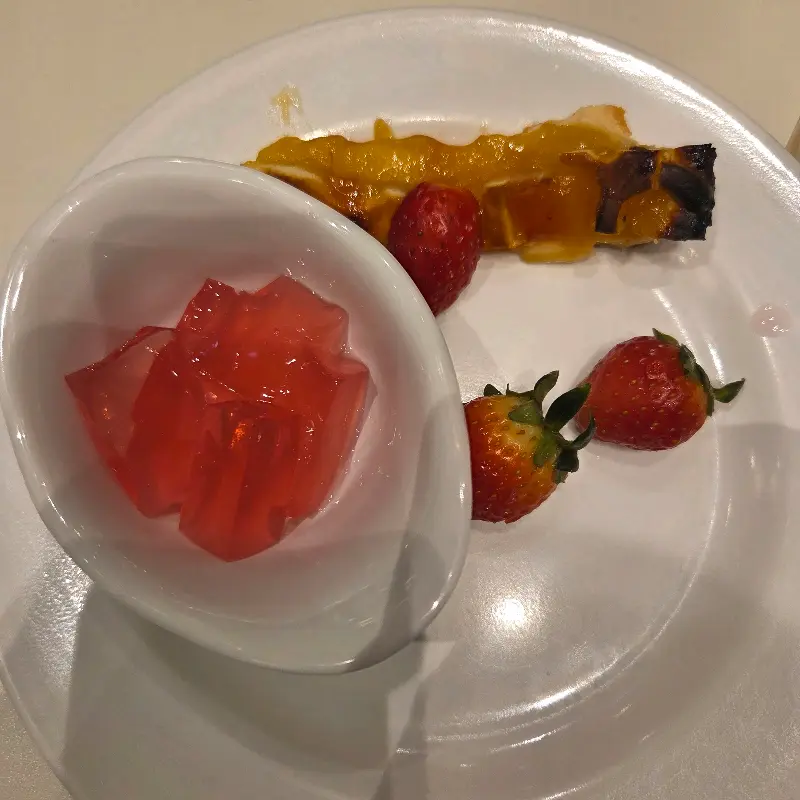 접시에 담긴 딸기 젤리와 케이크