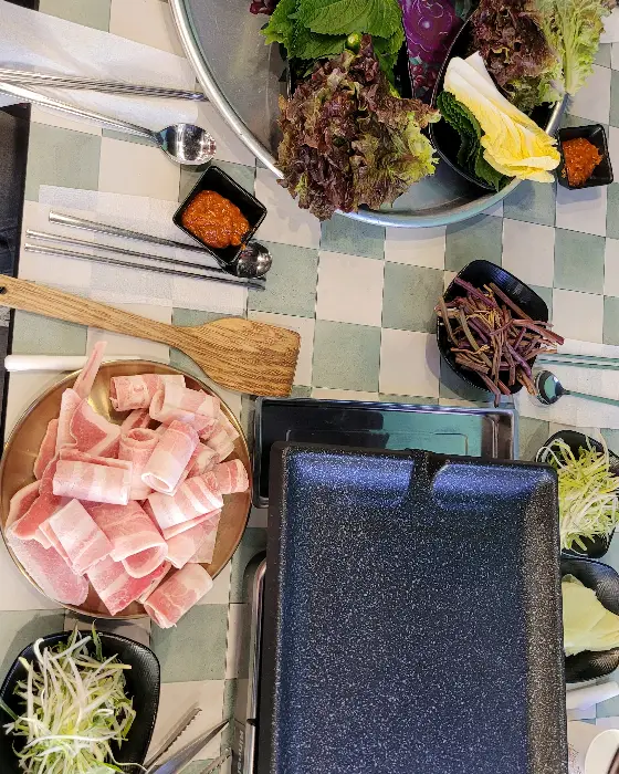 다양한 종류의 고기가 먹기 좋게 준비된 모습