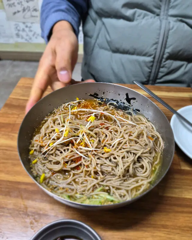 슴슴하면서도 깊은 맛이 일품인 물 막국수