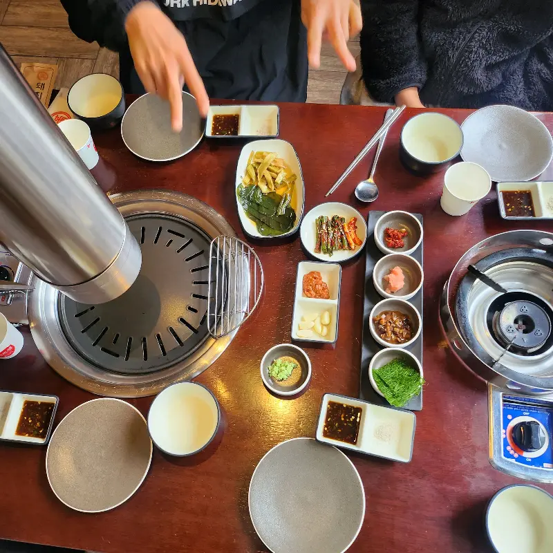 다양한 곁들임과 함께 구워지는 돼지고기