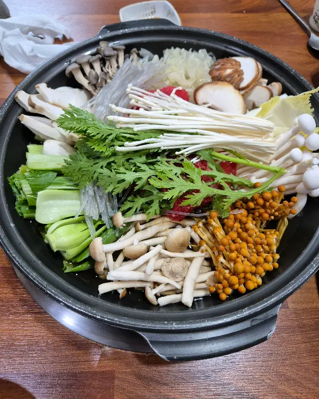 버섯의 다채로운 색감과 질감이 돋보이는 버섯불고기전골