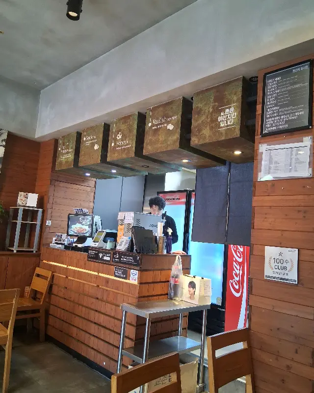 깔끔한 교촌치킨 빛가람1호점 내부