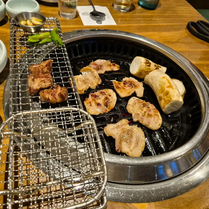 불판 위에서 익어가는 고기