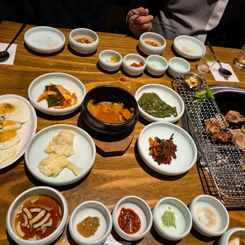 푸짐하게 차려진 밑반찬과 고기