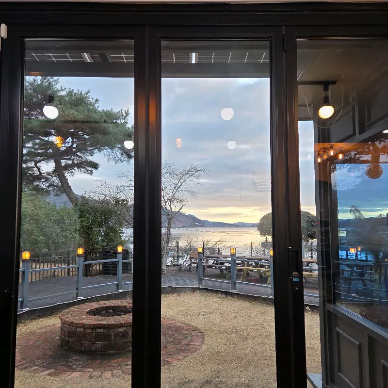 창밖으로 보이는 아름다운 바다 풍경