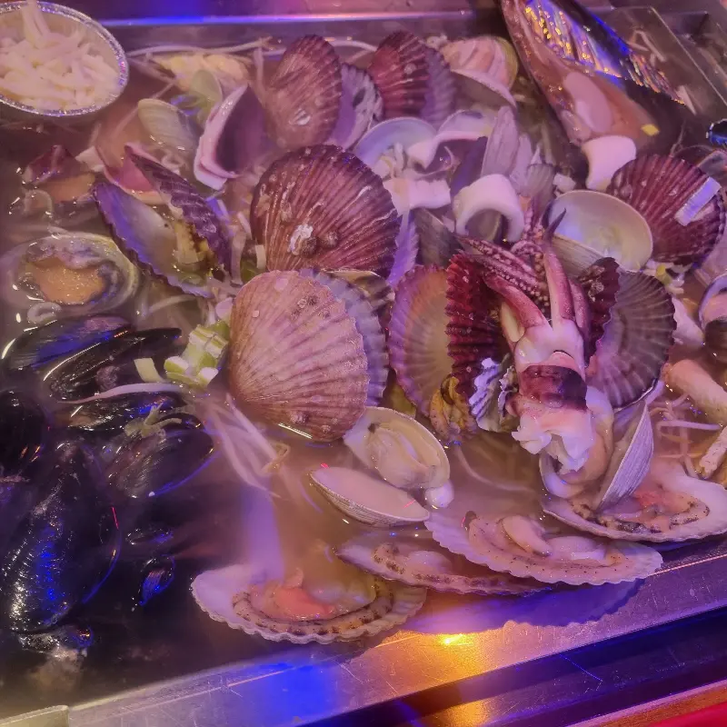 싱싱한 해산물과 시원한 국물이 조화로운 조개찜