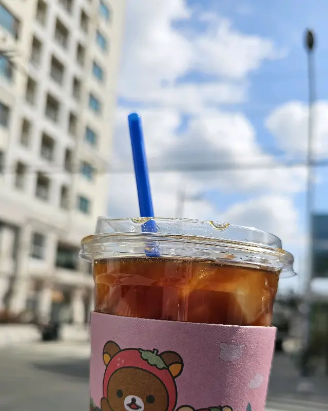 리락쿠마 컵홀더가 씌워진 아이스 아메리카노