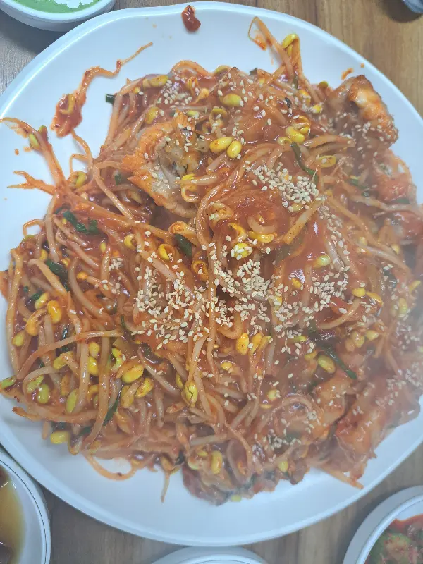 매콤한 양념에 버무려진 콩나물 요리