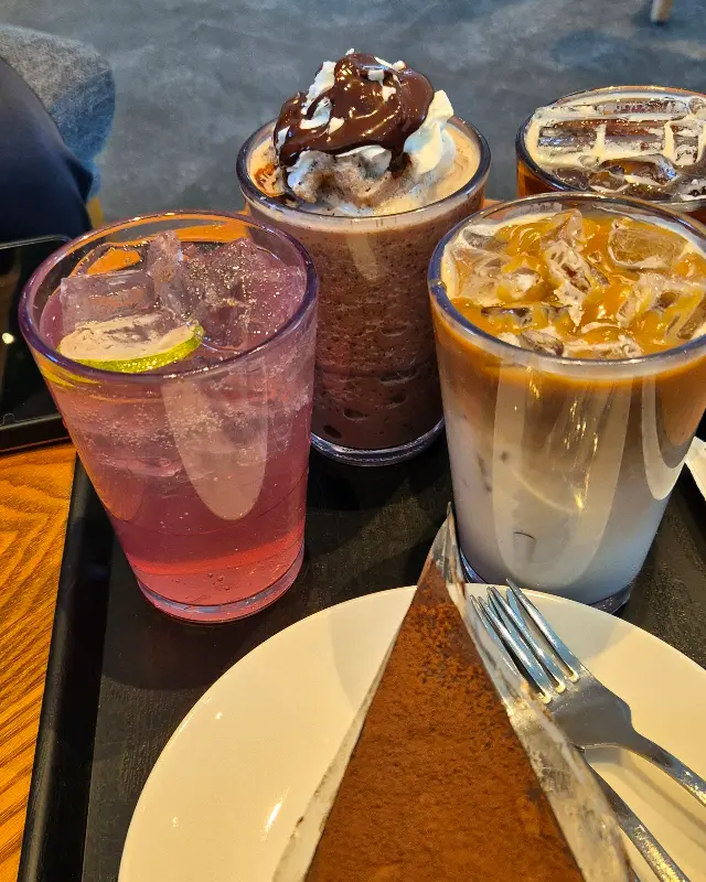 다양한 음료와 디저트