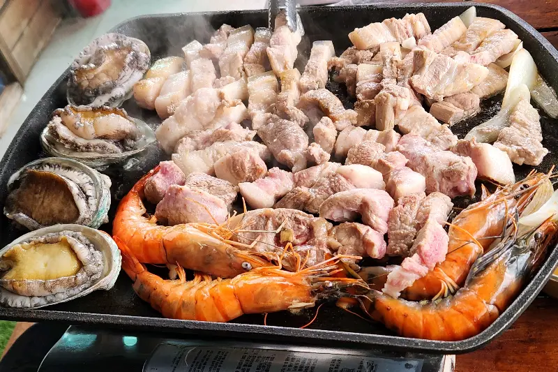 흑돼지 오겹살과 목살, 전복, 새우가 함께 나오는 흑돈 한 판