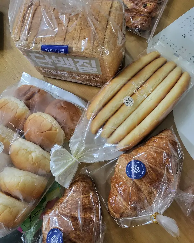 포장된 다양한 빵들