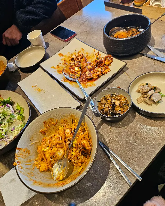 푸짐하게 차려진 한 상. 쭈꾸미 볶음의 매콤한 향이 코를 자극한다.