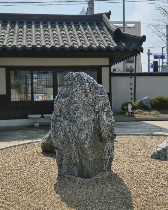 고목림 앞 정원, 웅장한 바위와 정갈하게 깔린 모래가 고즈넉한 분위기를 연출