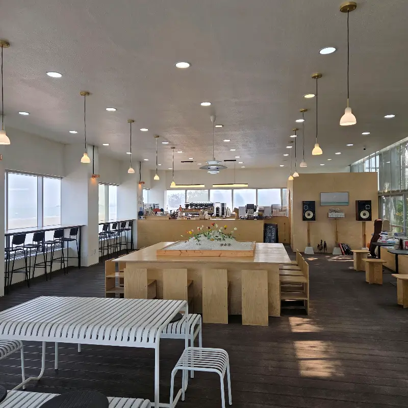 카페 내부 테이블과 의자