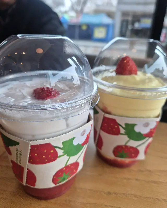 투썸플레이스 딸기 요거트 프라페