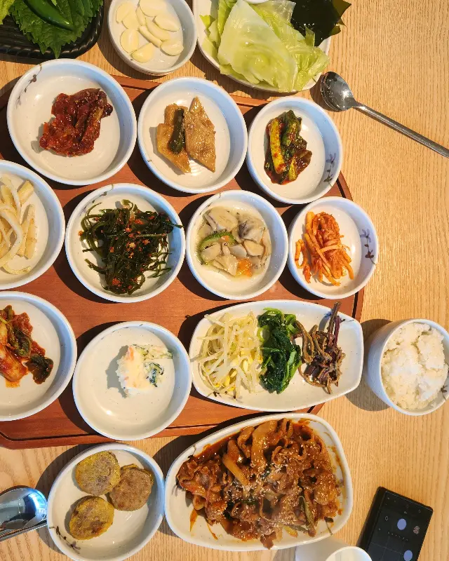 다양한 종류의 반찬들