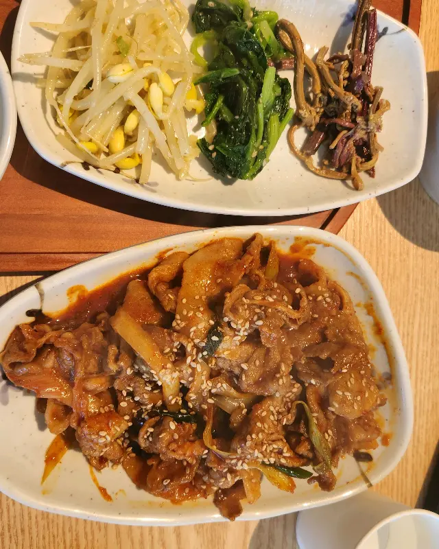 윤기 좔좔 제육볶음과 곁들여 먹기 좋은 반찬들