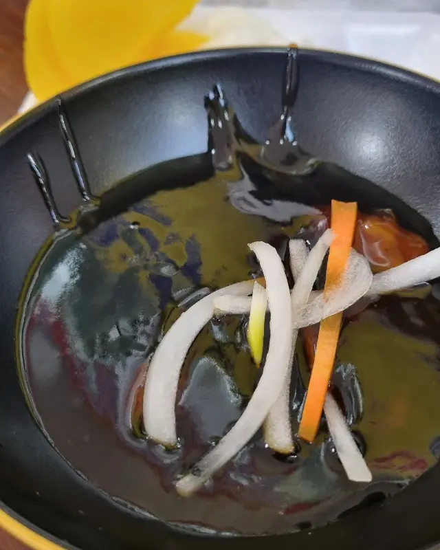 단무지와 양파, 춘장