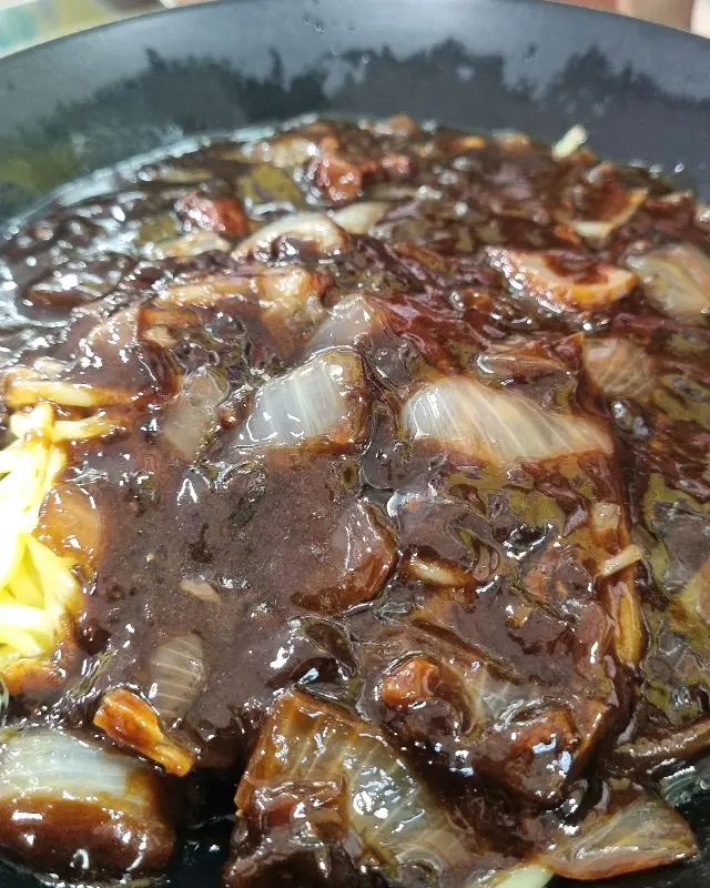 윤기가 좔좔 흐르는 짜장 소스