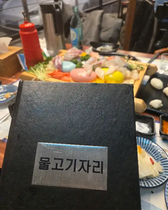 매장 내부의 모습, 테이블 세팅이 정갈하게 되어 있다