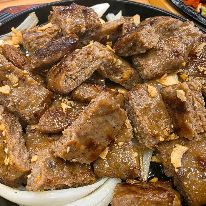 잘게 썰린 떡갈비
