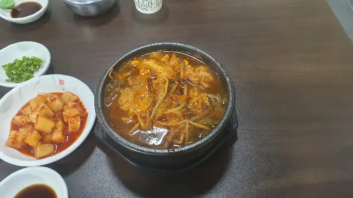 붉은 양념의 국물이 끓고 있는 뚝배기