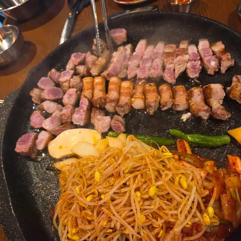 돼슐랭 고기 굽는 모습