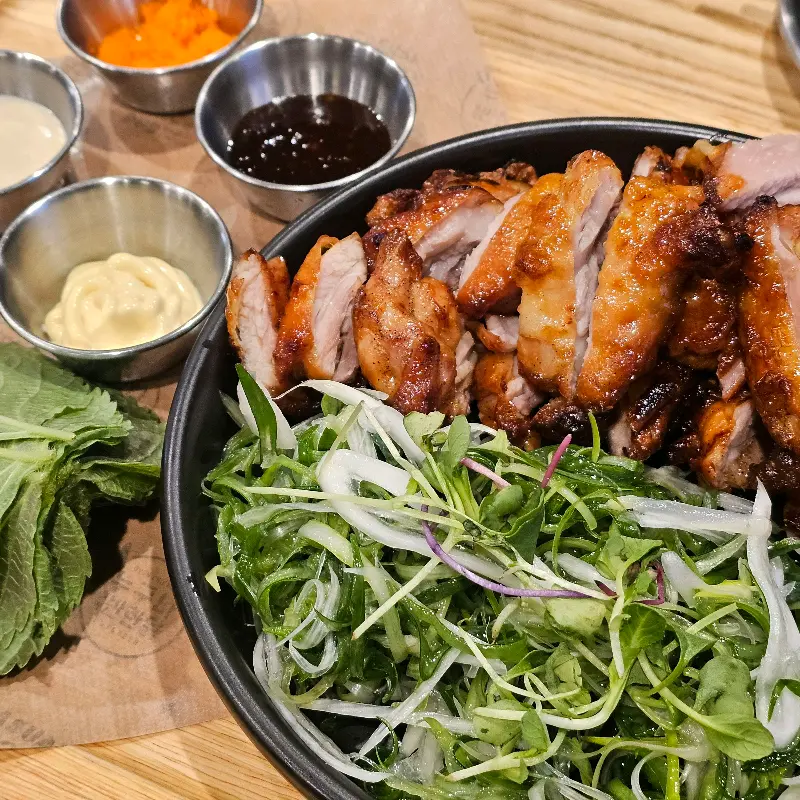 싱싱한 채소와 함께 즐기는 쌈닭