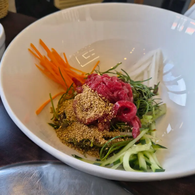 육회 비빔밥 재료들