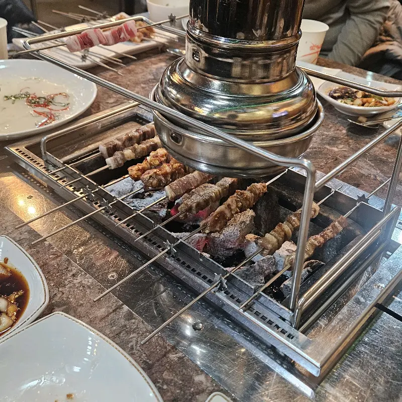 테이블 위 양꼬치