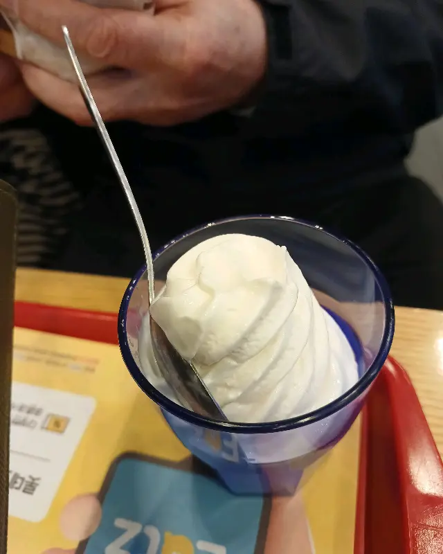 컵에 담긴 소프트 아이스크림