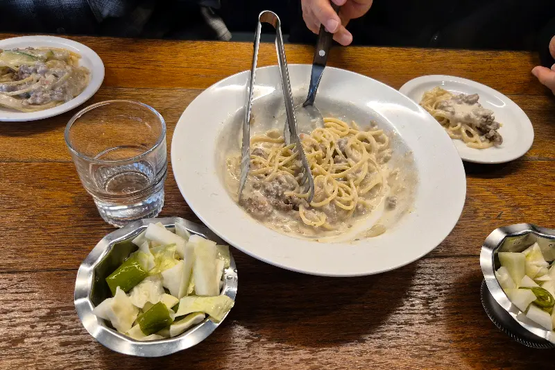 파스타를 집게로 들어올리는 모습