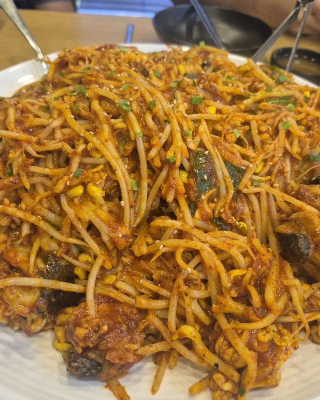 접시에 가득 담긴 아구찜