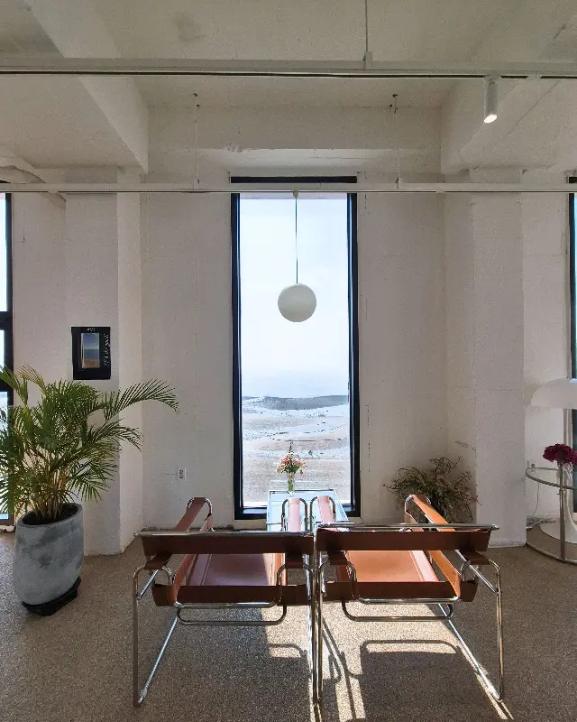 카페 내부에서 보이는 바다 뷰