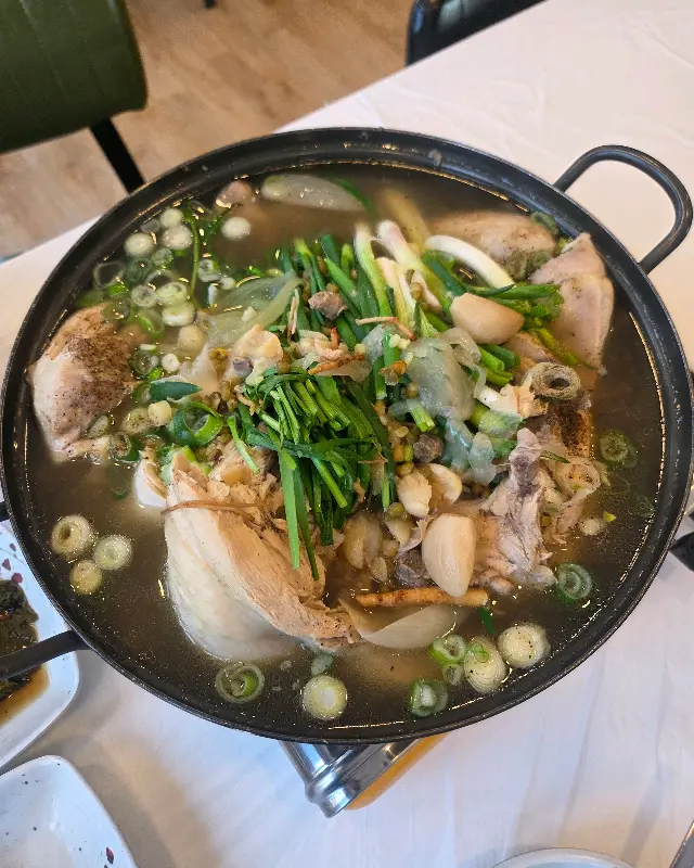 동원식당의 닭백숙