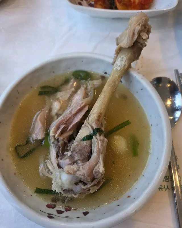 닭백숙의 닭다리